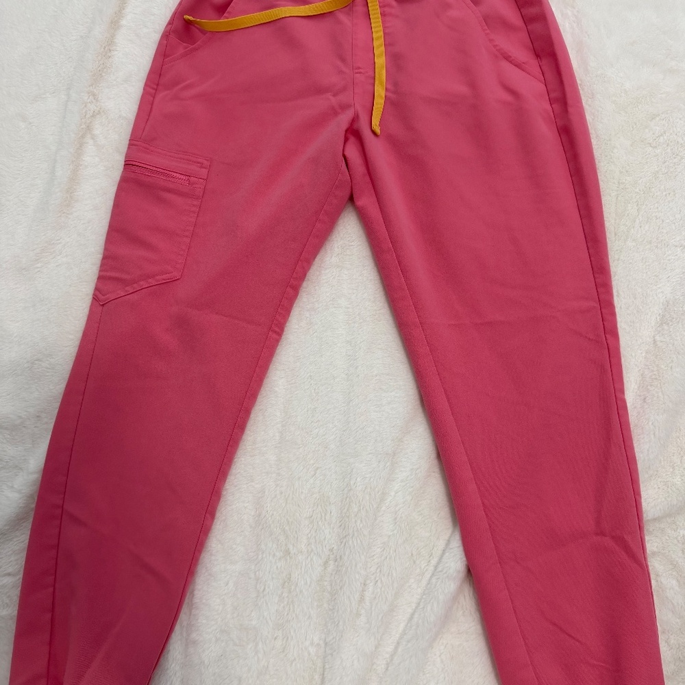 FIGS Neon Pink Scrub Set – Catarina Top & Zamora Joggers – Size Small – Limited - Picture 5 of 7